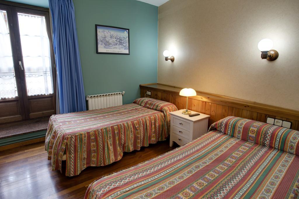 Hotel Avenida Benasque Zimmer foto