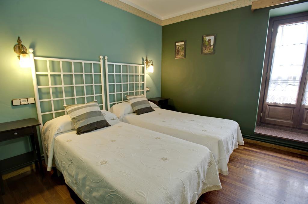 Hotel Avenida Benasque Zimmer foto